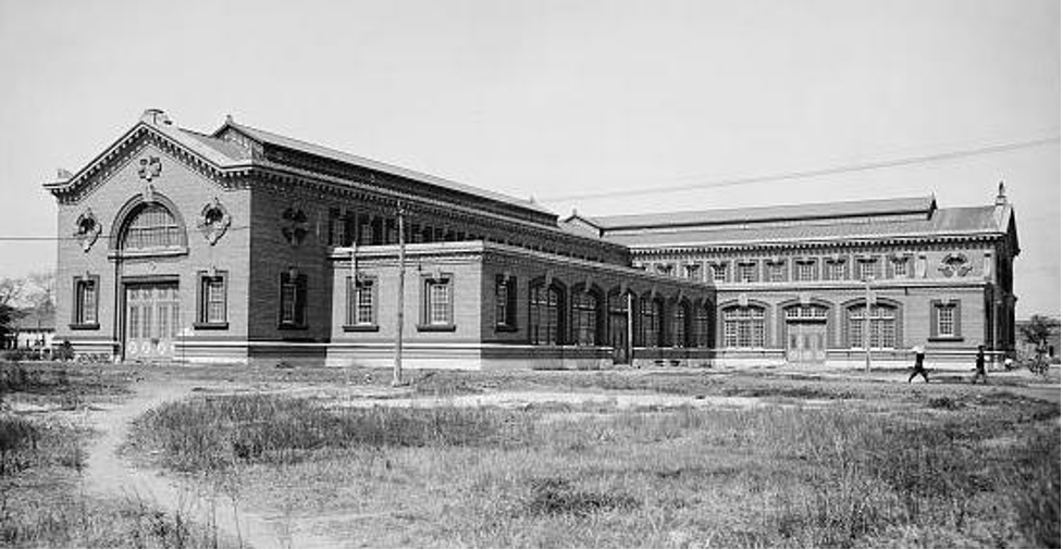 A naval store building, circa 1916. Library of Congress.